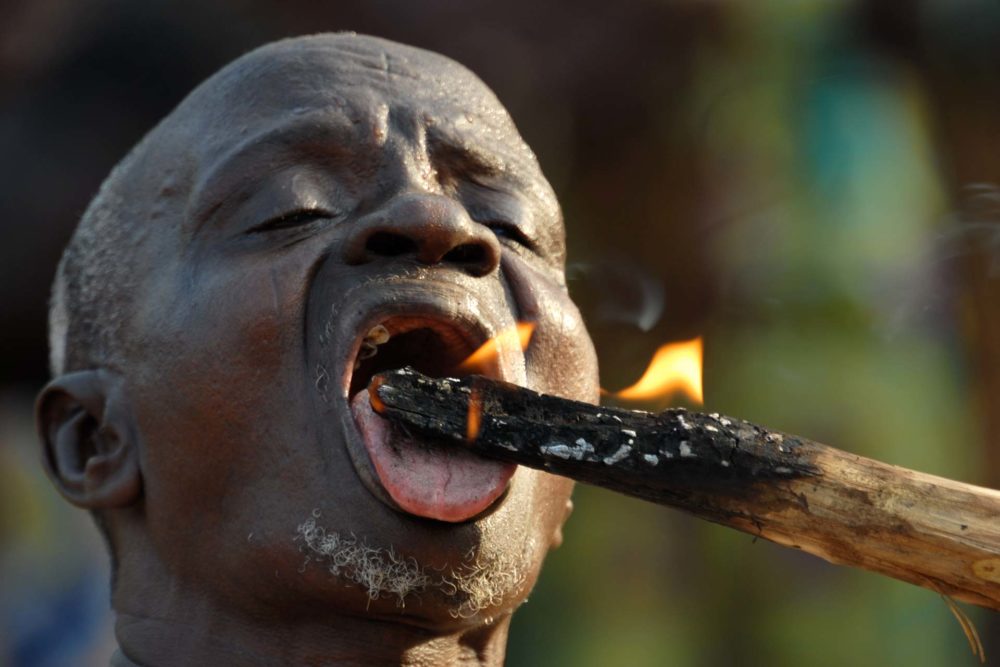 festival-in-togo-transafrica-uomo-bastone-fuoco