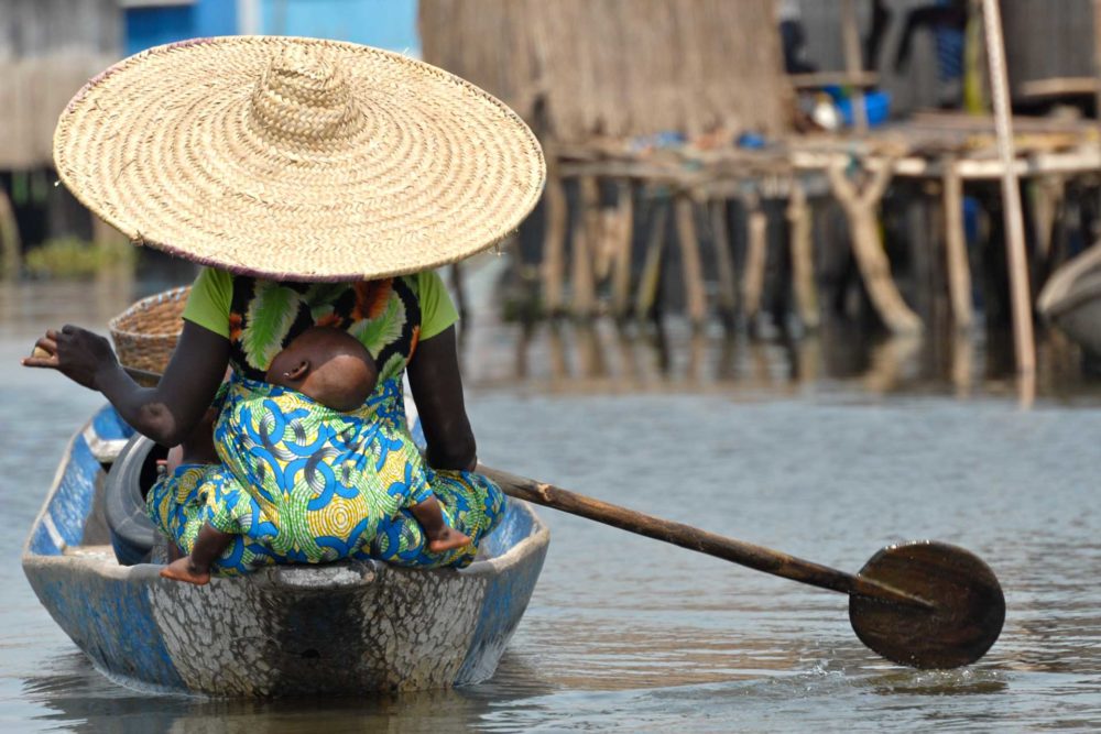 transafrica-articolo-togo-benin-terra-magia-donna-barca