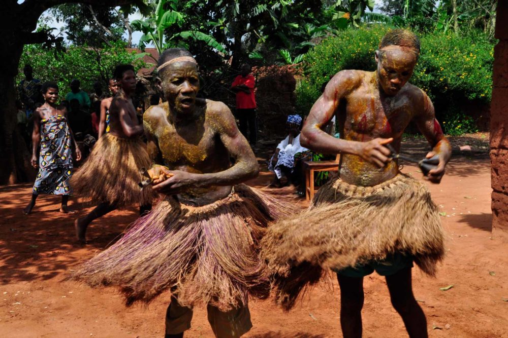 transafrica-articolo-togo-benin-terra-magia-uomini-danza